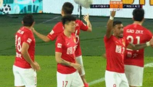 足球滑跪后丢瓶子是否犯规，规则解读与争议探讨