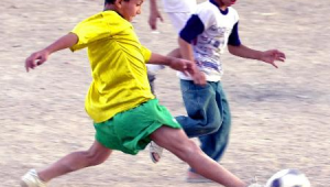 伊拉克小孩是否在战火中坚持踢足球？