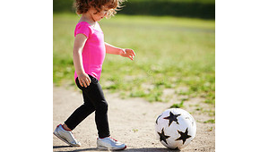 女孩踢足球花费多吗?全方位解析足球运动背后的经济账