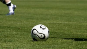 足球拦截对方进攻算犯规吗?规则细节与争议解读