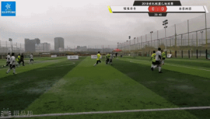 足球侧身抢球是否犯规?规则详解与争议探讨