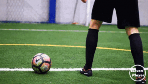 足球比赛中能否踢对方腿部？规则与争议探讨