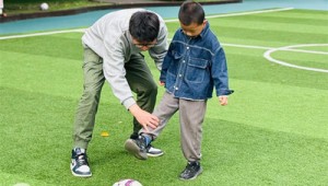 足球故意踢出界正确吗