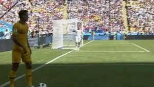 足球比赛足球被踢爆，是设计的吗？