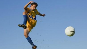 足球学习起点探寻：从基础技巧、团队协作还是兴趣培养开始？