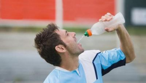 踢足球后碳水漱口真能减肥?真相究竟如何