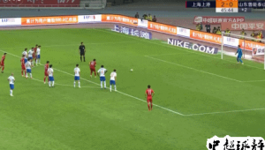 抢足球时抢到旗角是否犯规，这一情况你了解吗