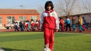 女生从小踢足球是否正常？探究背后的真相与意义