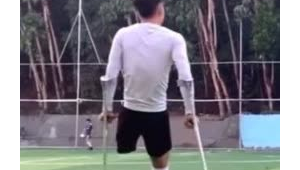 有拐杖还能踢足球吗？探索别样足球之路