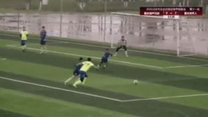 足球比赛中连踢两球是否犯规探讨