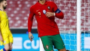 卡塔尔的两个足球场

需注意，不太明确你具体想表达关于卡塔尔这两个足球场怎样的主题，如果有更明确要求可进一步告知，以便我更精准提供。