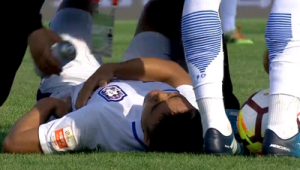 足球摔倒打滚是否算犯规，规则界定与赛场判罚解析