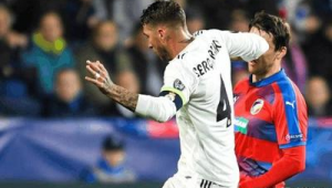 足球手拿到球是否犯规？规则解读与实际判罚分析