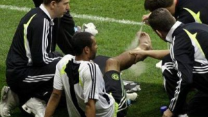 足球员受伤 究竟该用哪支球队的队医来救治