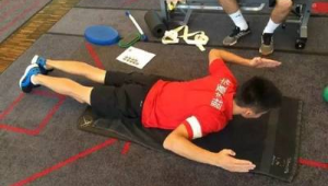 踢足球弯腿怎么练？掌握这些方法，让你的腿部力量更强大！