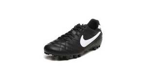 足球鞋改金色好看吗？独特色彩能否为绿茵战靴增添别样魅力？