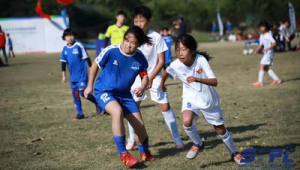 学校足球比赛有女生参与吗？她们在绿茵场上绽放别样风采