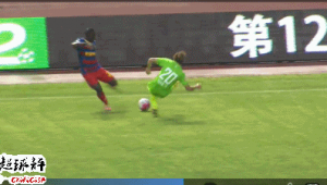 足球场上把人撞翻是否犯规，这一情况你了解吗