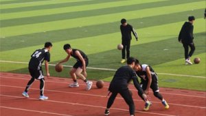 足球动作抱球跳绳可行吗?探讨足球抱球与跳绳动作的关联