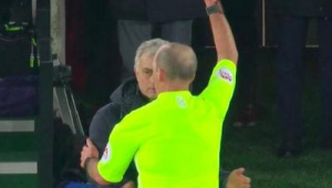 足球教练偷看黄牌是否违法,引发的思考与探讨