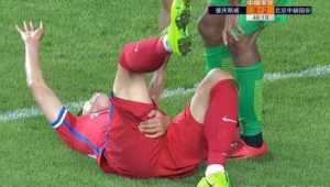 足球晃球绊倒自己是否犯规？规则解读与赛场实例分析