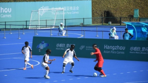 足球过障碍后，最终是否要完成那关键的射门？