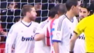 足球场上对手吐口水是否犯规？规则解读与赛场争议剖析