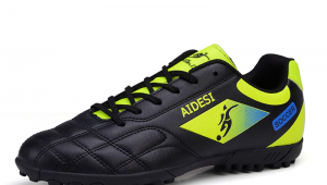 穿足球袜足球鞋要买大一码吗，你知道其中的讲究吗