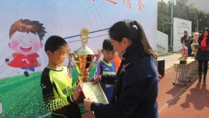 教练奖励足球鞋是否合适？探讨背后的利弊与影响