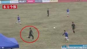 足球比赛中球员倒下算犯规吗