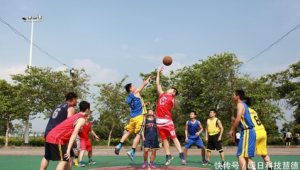 篮球和足球混着打犯规吗