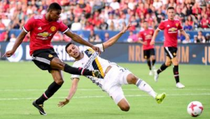 踢足球拿身体接球是否犯规,这些要点你需知晓