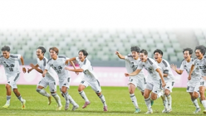 足球赛场拉人是否违规？规则解读与赛场判罚分析