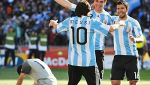 观众大骂足球员是否违法，背后真相引人深思