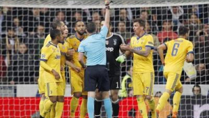 足球赛场：球员究竟可不可以顶撞裁判？