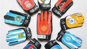 足球手套里竟藏竹签？真相究竟如何令人好奇！