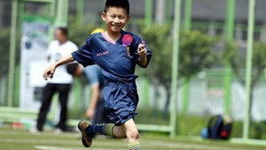 小孩踢足球有出路吗？潜力机遇与挑战并存的探索之路