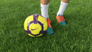 足球是否能用多部位踢球 探索多样踢球方式的可能性