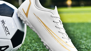 女士踢足球鞋推荐，哪款能助你在绿茵场绽放光彩？