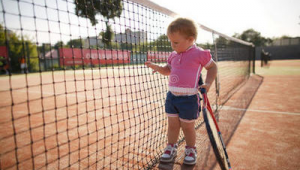 打完网球后踢足球,女生这样做合适吗