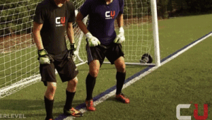 踢足球时拉人手臂是否可行，关乎规则与赛场公平性探讨