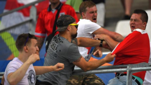 足球打架能用拳头？规则红线岂容践踏，赛场暴力当止！