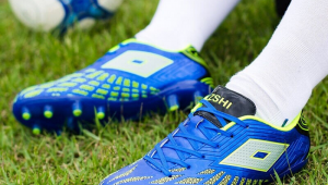 足球长钉鞋该选哪双好看