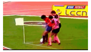 足球背身抢球犯规与否：规则解读与赛场判罚实例分析