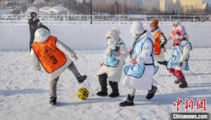 冬天适合踢足球吗？从场地、身体状况等多方面为你分析原因