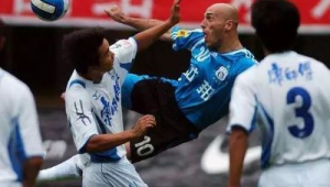 扬科维奇踢过足球吗