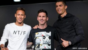 足球球员量身高穿鞋吗