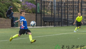 踢足球能穿跑鞋吗？一文为你揭秘足球鞋与跑鞋的适配真相