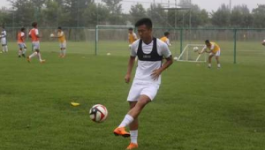 足球比赛中,球员究竟能不能穿马甲进行角逐?