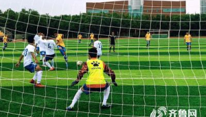 足球下底传中时是否存在越位情况探讨